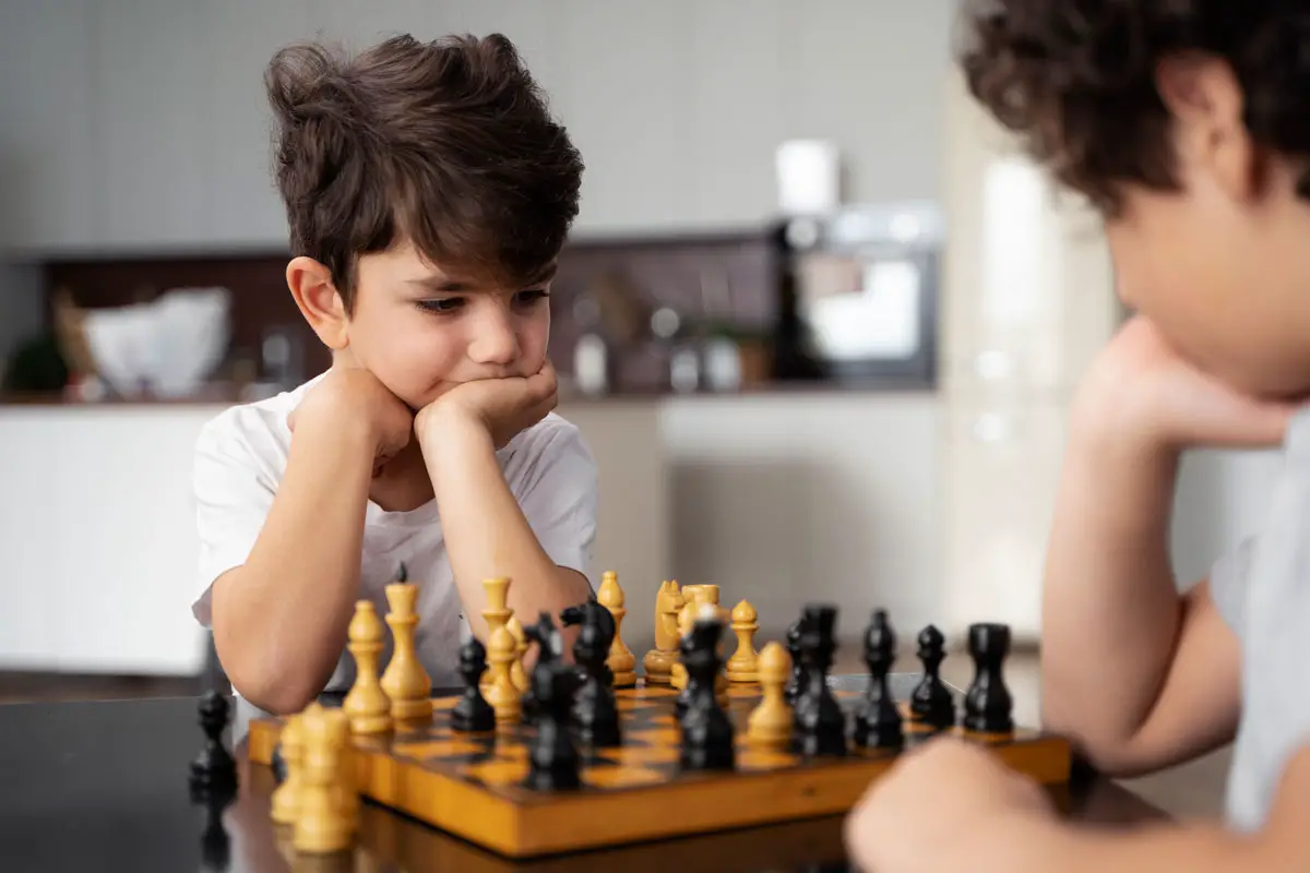 niños-que-juegan-al-ajedrez