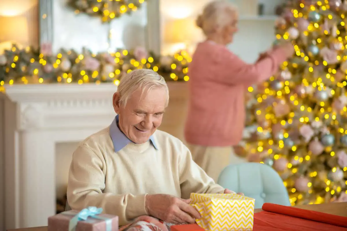 personas-mayores-abriendo-regalos