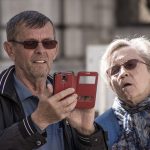 personas mayores usando el smartphone