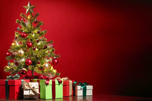regalos en el árbol de navidad