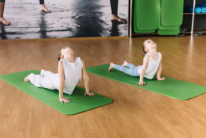 niños haciendo yoga